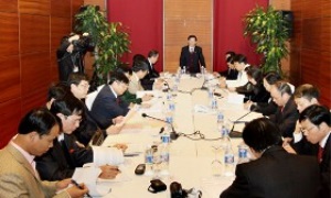 Thảo luận tại đoàn về dự thảo văn kiện Đại hội XI của Đảng